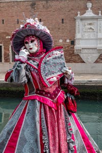 Costumi del Carnevale di Venezia davanti all'Arsenale.