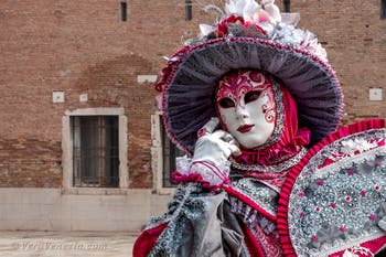 Costumi del Carnevale di Venezia davanti all'Arsenale.