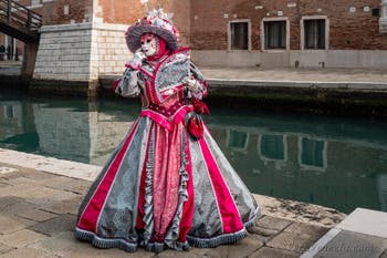 Costumi del Carnevale di Venezia davanti all'Arsenale.