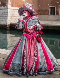 Costumi del Carnevale di Venezia davanti all'Arsenale.