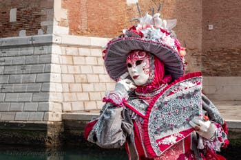 Costumi del Carnevale di Venezia davanti all'Arsenale.