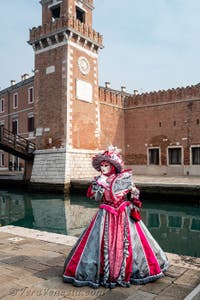 Costumi del Carnevale di Venezia davanti all'Arsenale.