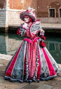 Costumi del Carnevale di Venezia davanti all'Arsenale.