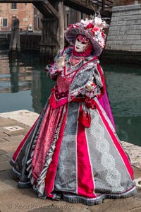 Costumi del Carnevale di Venezia davanti all'Arsenale.