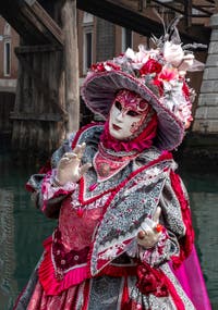 Costumi del Carnevale di Venezia davanti all'Arsenale.