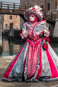 Costumi del Carnevale di Venezia davanti all'Arsenale.