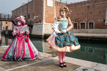 Costumi del Carnevale di Venezia davanti all'Arsenale.