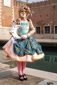 Costumi del Carnevale di Venezia davanti all'Arsenale.