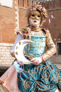 Costumi del Carnevale di Venezia davanti all'Arsenale.