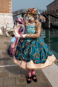 Costumi del Carnevale di Venezia davanti all'Arsenale.