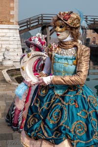 Costumi del Carnevale di Venezia davanti all'Arsenale.