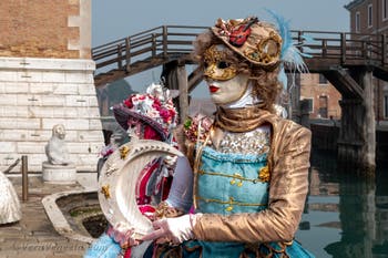 Costumi del Carnevale di Venezia davanti all'Arsenale.