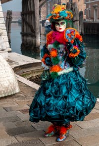 Costumi del Carnevale di Venezia davanti all'Arsenale.