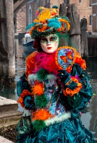 Costumi del Carnevale di Venezia davanti all'Arsenale.