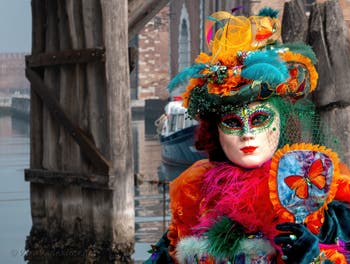 Costumi del Carnevale di Venezia davanti all'Arsenale.