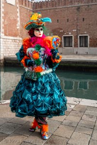 Costumi del Carnevale di Venezia davanti all'Arsenale.