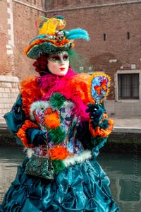 Costumi del Carnevale di Venezia davanti all'Arsenale.