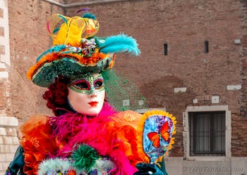 Costumi del Carnevale di Venezia davanti all'Arsenale.