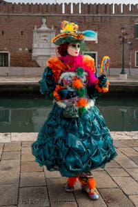 Costumi del Carnevale di Venezia davanti all'Arsenale.