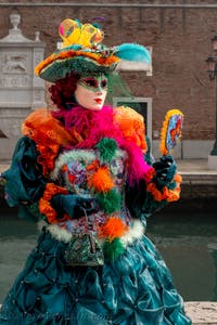 Costumi del Carnevale di Venezia davanti all'Arsenale.