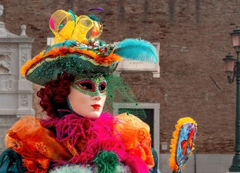 Costumi del Carnevale di Venezia davanti all'Arsenale.