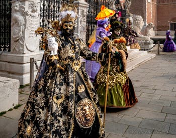 Costumi del Carnevale di Venezia davanti all'Arsenale.