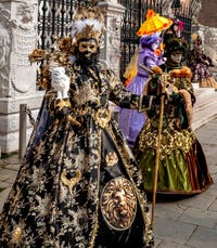 Costumi del Carnevale di Venezia davanti all'Arsenale.