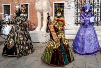 Costumi del Carnevale di Venezia davanti all'Arsenale.