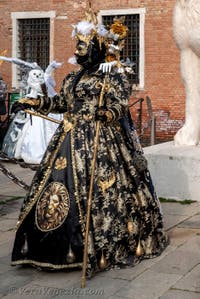 Costumi del Carnevale di Venezia davanti all'Arsenale.