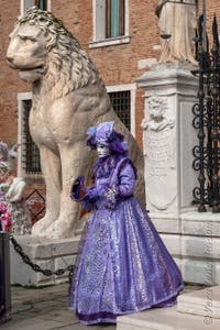 Costumi del Carnevale di Venezia davanti all'Arsenale.