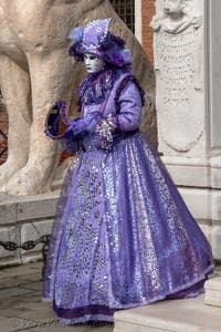 Costumi del Carnevale di Venezia davanti all'Arsenale.