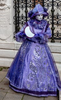 Costumi del Carnevale di Venezia davanti all'Arsenale.