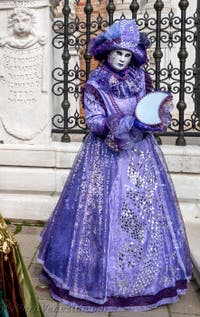 Costumi del Carnevale di Venezia davanti all'Arsenale.