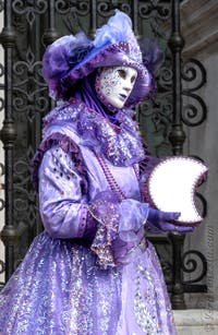 Costumi del Carnevale di Venezia davanti all'Arsenale.