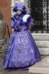 Costumi del Carnevale di Venezia davanti all'Arsenale.