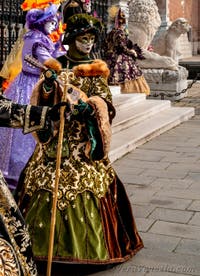 Costumi del Carnevale di Venezia davanti all'Arsenale.