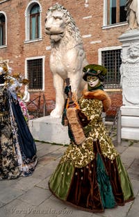 Costumi del Carnevale di Venezia davanti all'Arsenale.