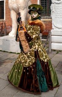 Costumi del Carnevale di Venezia davanti all'Arsenale.