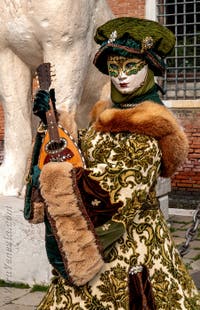 Costumi del Carnevale di Venezia davanti all'Arsenale.