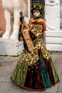 Costumi del Carnevale di Venezia davanti all'Arsenale.