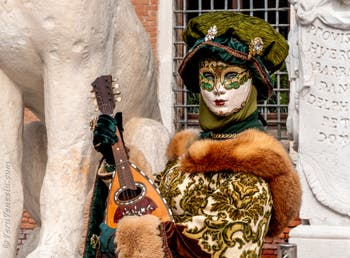 Costumi del Carnevale di Venezia davanti all'Arsenale.