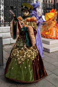 Costumi del Carnevale di Venezia davanti all'Arsenale.