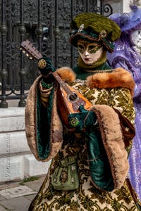 Costumi del Carnevale di Venezia davanti all'Arsenale.