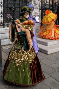 Costumi del Carnevale di Venezia davanti all'Arsenale.