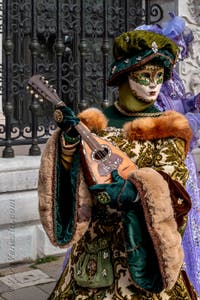 Costumi del Carnevale di Venezia davanti all'Arsenale.