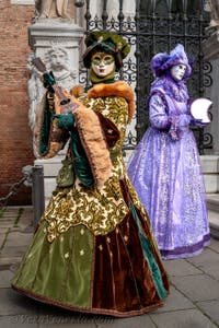 Costumi del Carnevale di Venezia davanti all'Arsenale.