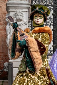 Costumi del Carnevale di Venezia davanti all'Arsenale.