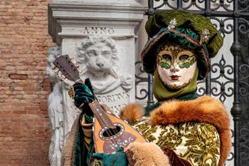 Costumi del Carnevale di Venezia davanti all'Arsenale.