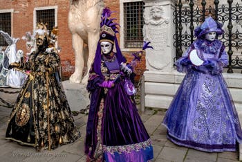 Costumi del Carnevale di Venezia davanti all'Arsenale.