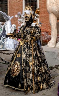 Costumi del Carnevale di Venezia davanti all'Arsenale.